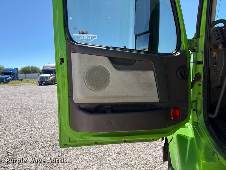 image for item YA4920 2017 Volvo VNL semi truck