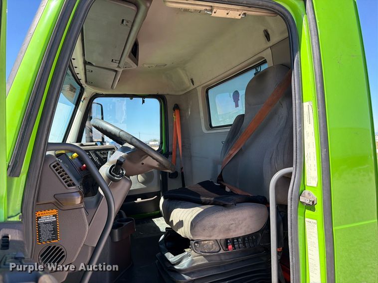 image for item YA4920 2017 Volvo VNL semi truck