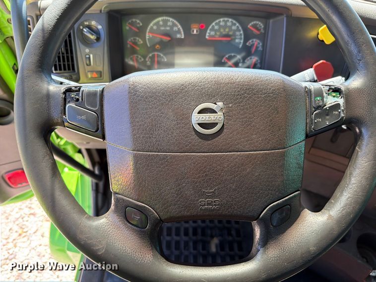 image for item YA4920 2017 Volvo VNL semi truck