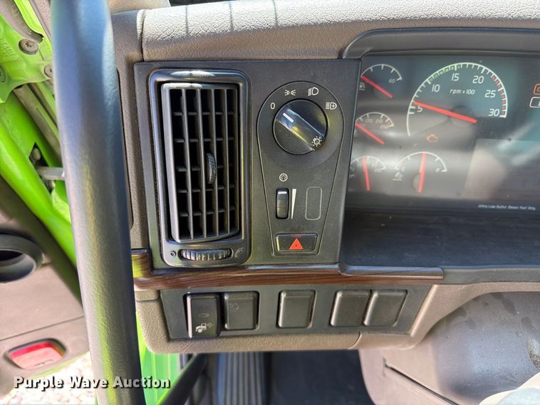 image for item YA4920 2017 Volvo VNL semi truck