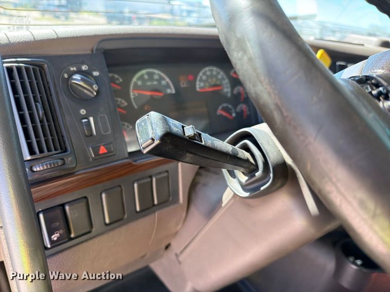 image for item YA4920 2017 Volvo VNL semi truck