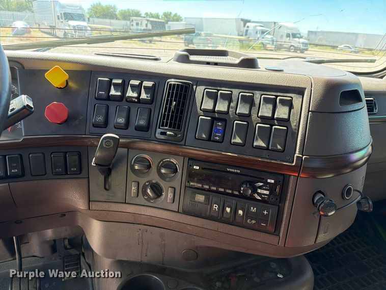 image for item YA4920 2017 Volvo VNL semi truck