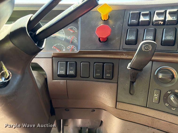 image for item YA4920 2017 Volvo VNL semi truck