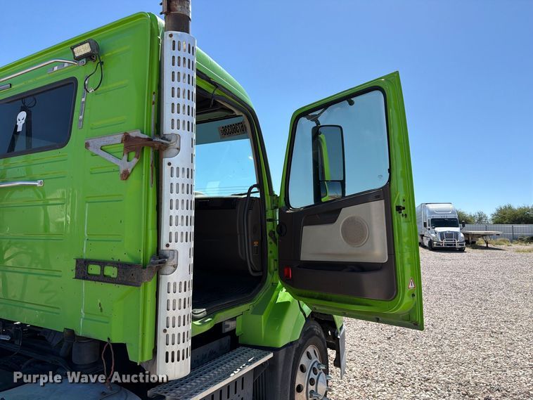 image for item YA4920 2017 Volvo VNL semi truck