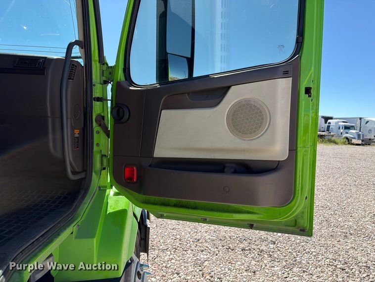 image for item YA4920 2017 Volvo VNL semi truck