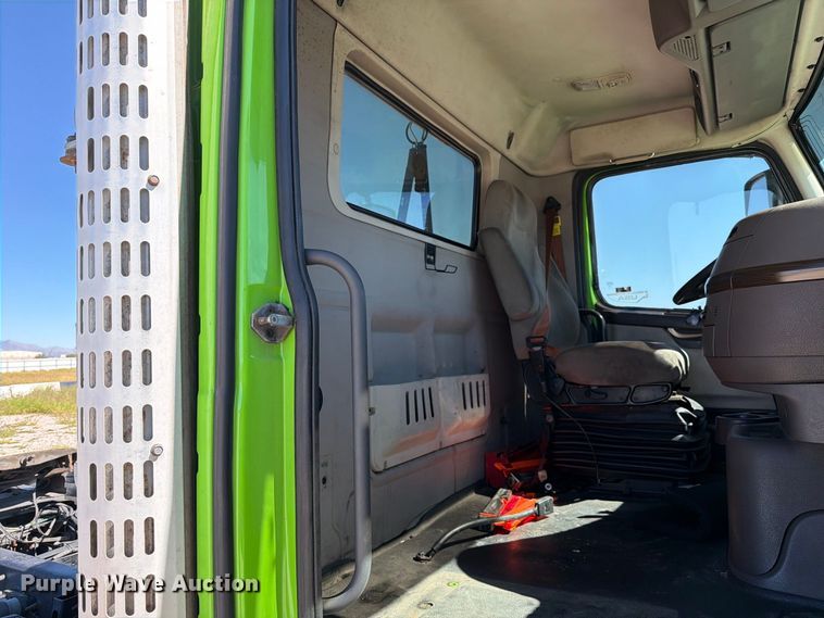 image for item YA4920 2017 Volvo VNL semi truck