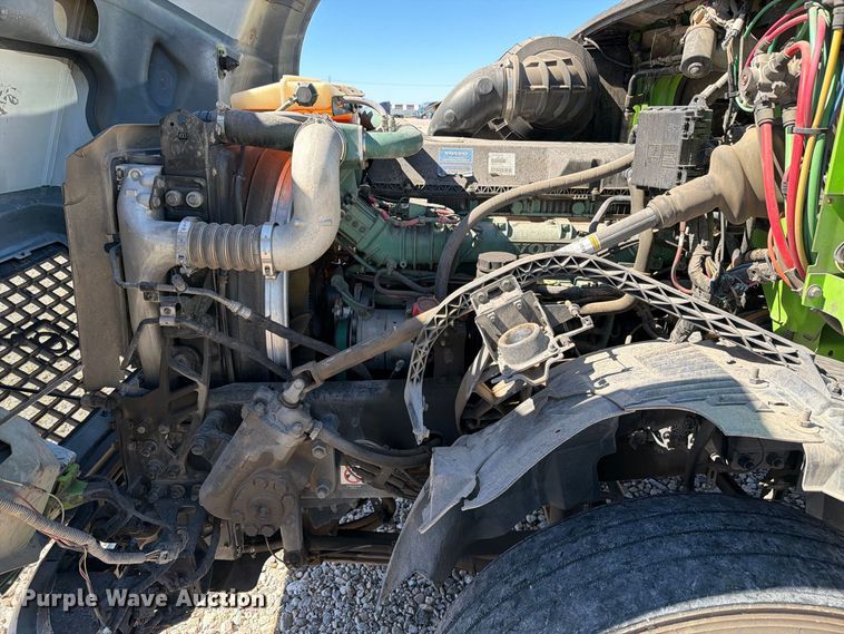 image for item YA4920 2017 Volvo VNL semi truck