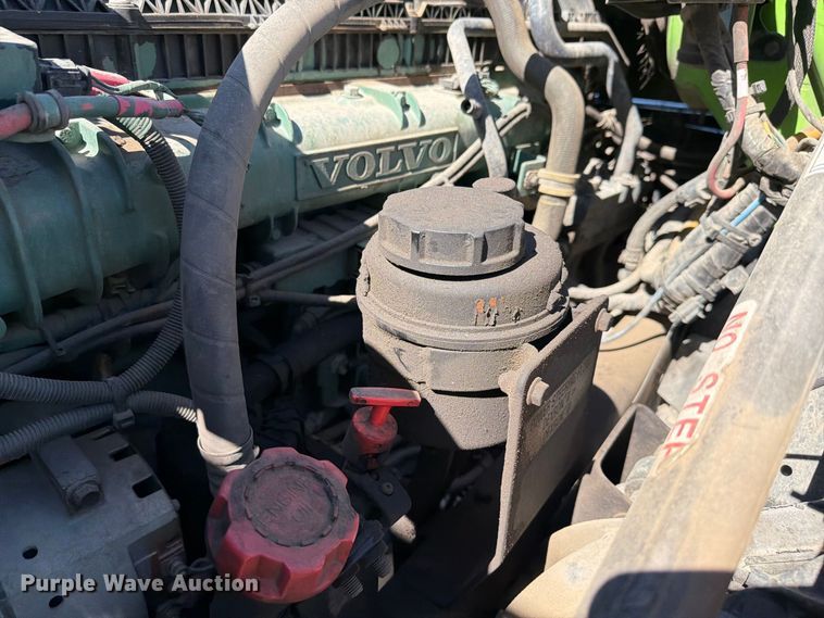 image for item YA4920 2017 Volvo VNL semi truck