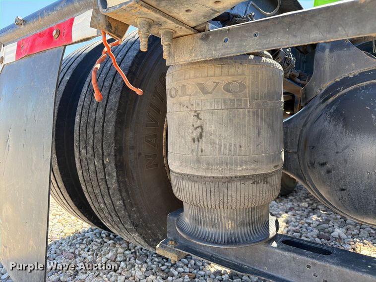 image for item YA4920 2017 Volvo VNL semi truck