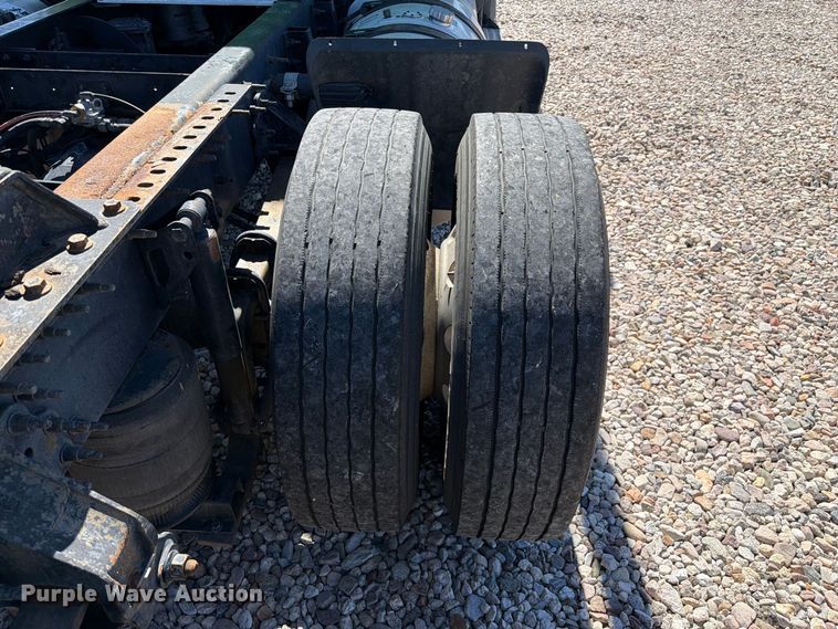 image for item YA4920 2017 Volvo VNL semi truck