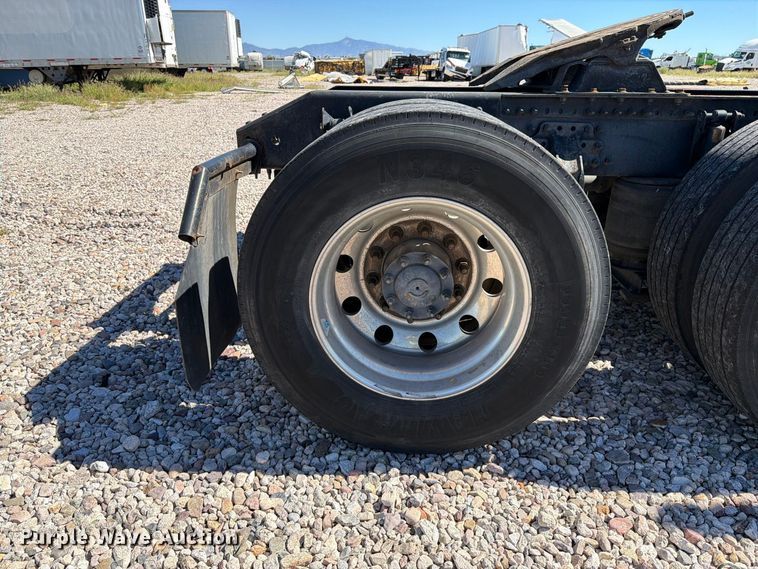 image for item YA4920 2017 Volvo VNL semi truck