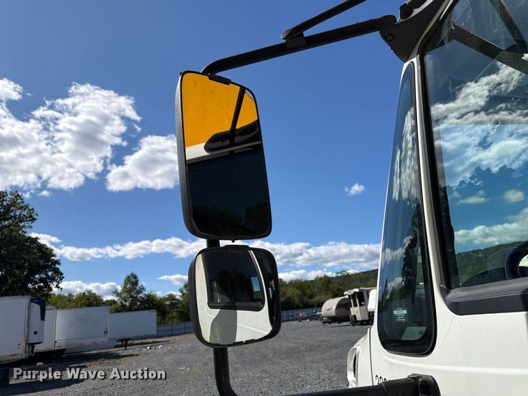 image for item YA4979 2019 International DuraStar 4300 box truck