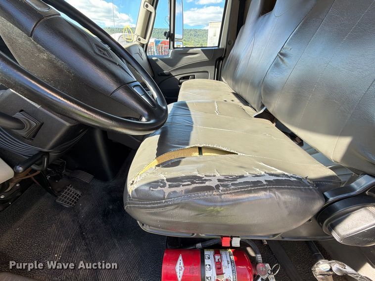 image for item YA4979 2019 International DuraStar 4300 box truck