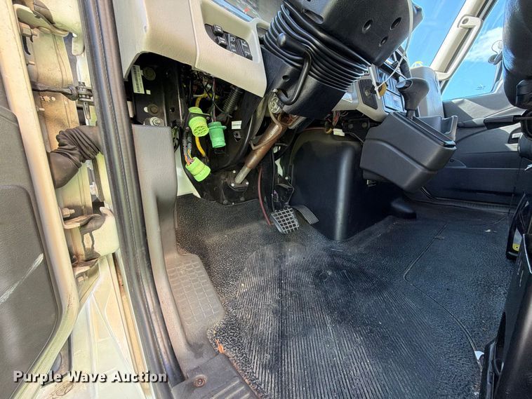 image for item YA4979 2019 International DuraStar 4300 box truck