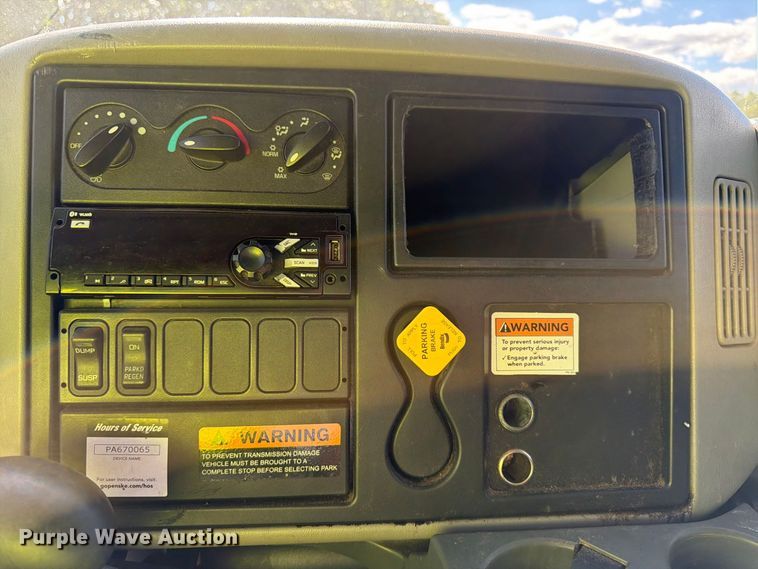 image for item YA4979 2019 International DuraStar 4300 box truck