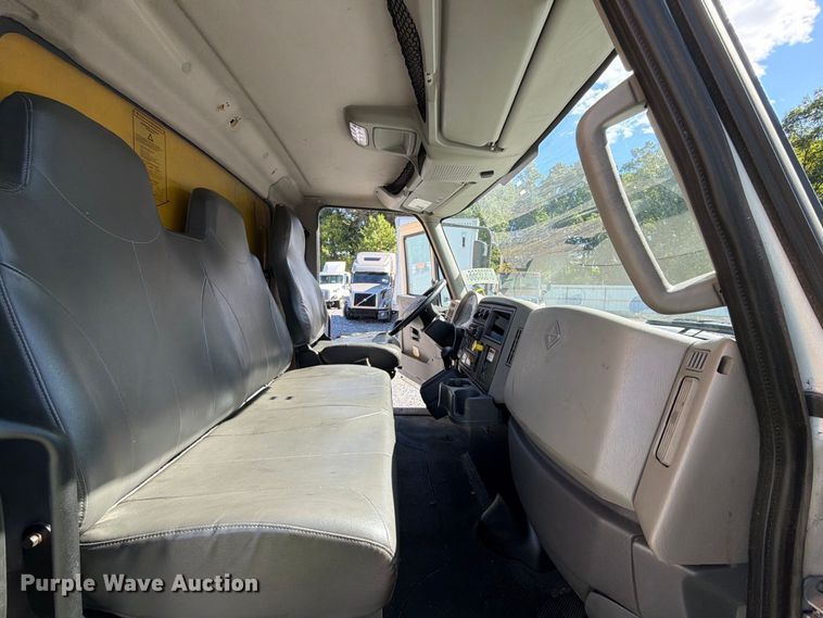 image for item YA4979 2019 International DuraStar 4300 box truck