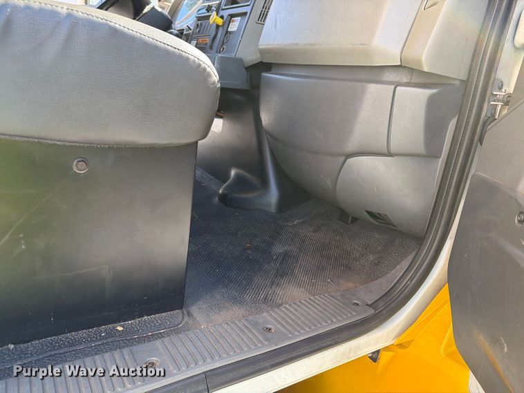 image for item YA4979 2019 International DuraStar 4300 box truck