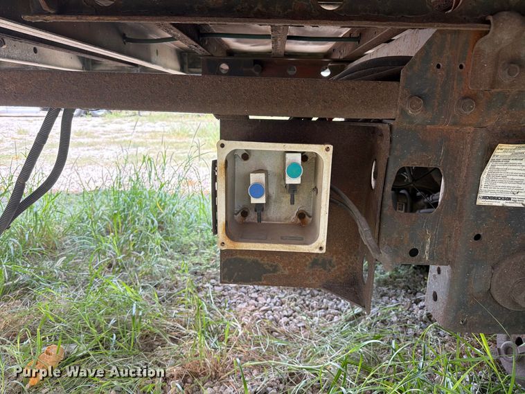 image for item YA5009 2011 Utility VS2RA refrigerated van trailer