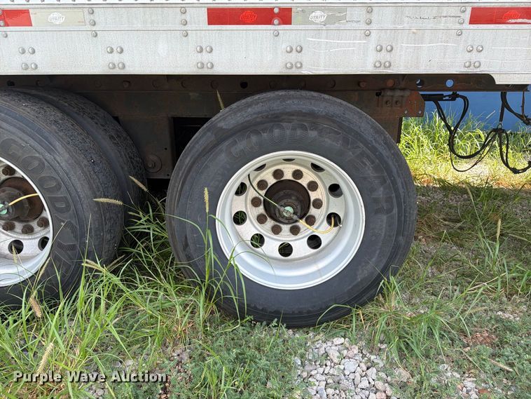 image for item YA5009 2011 Utility VS2RA refrigerated van trailer