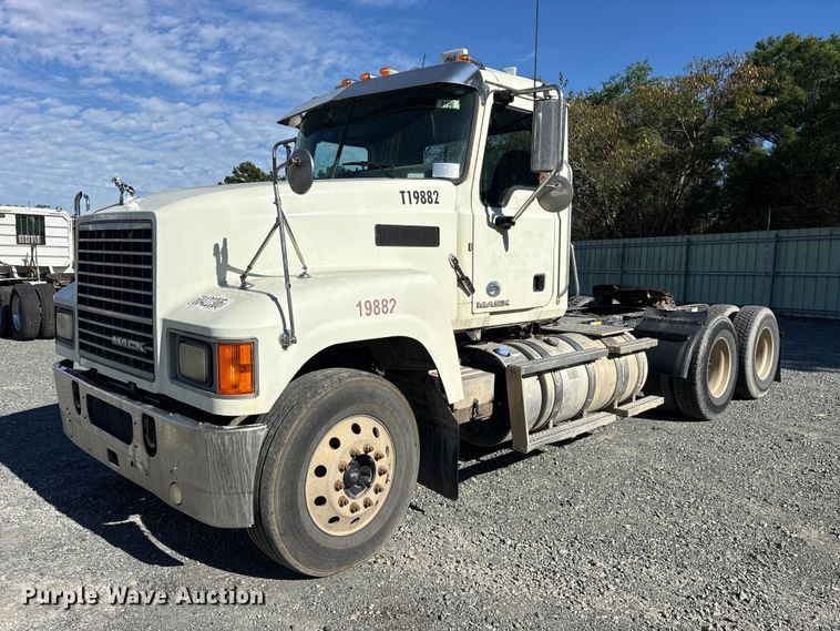 image for item YA5052 2015 Mack CHU613 semi truck