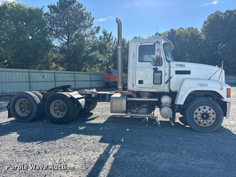 image for item YA5052 2015 Mack CHU613 semi truck