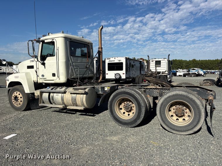 image for item YA5052 2015 Mack CHU613 semi truck