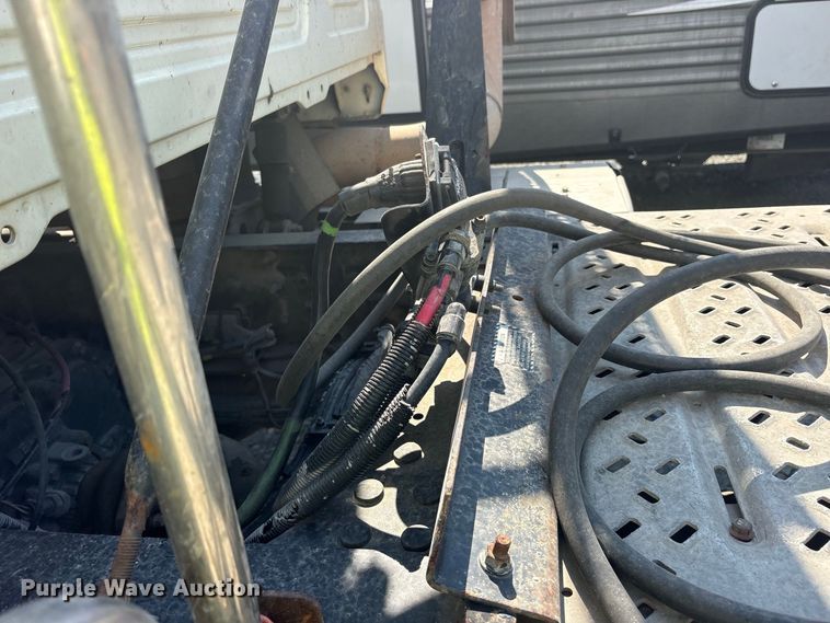 image for item YA5052 2015 Mack CHU613 semi truck