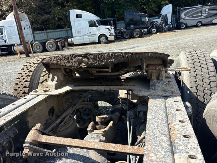 image for item YA5052 2015 Mack CHU613 semi truck