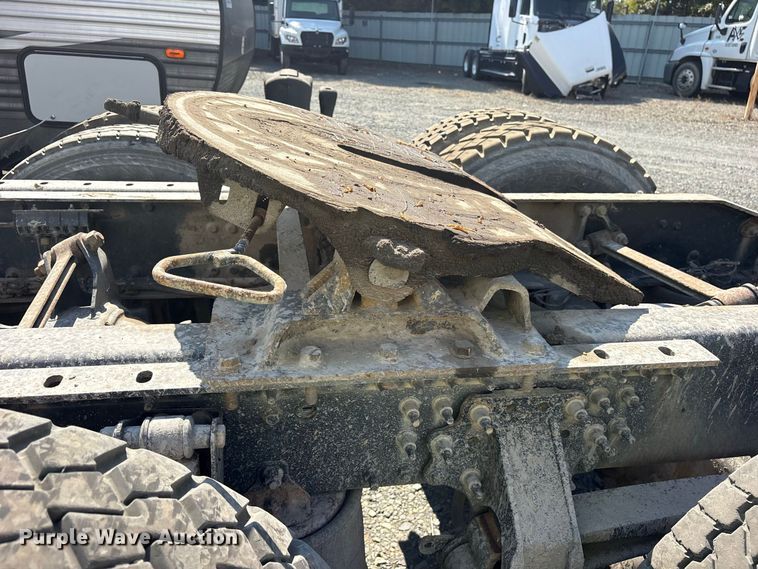 image for item YA5052 2015 Mack CHU613 semi truck