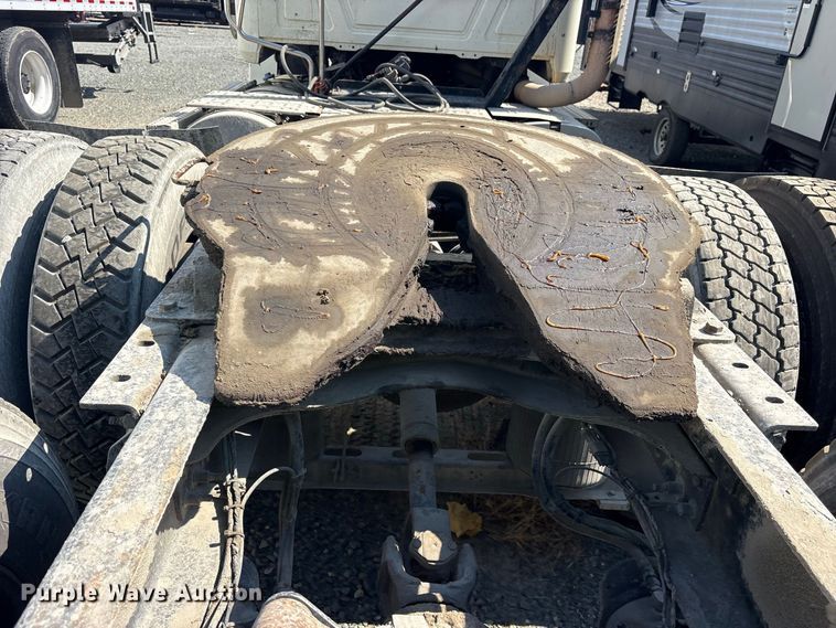 image for item YA5052 2015 Mack CHU613 semi truck