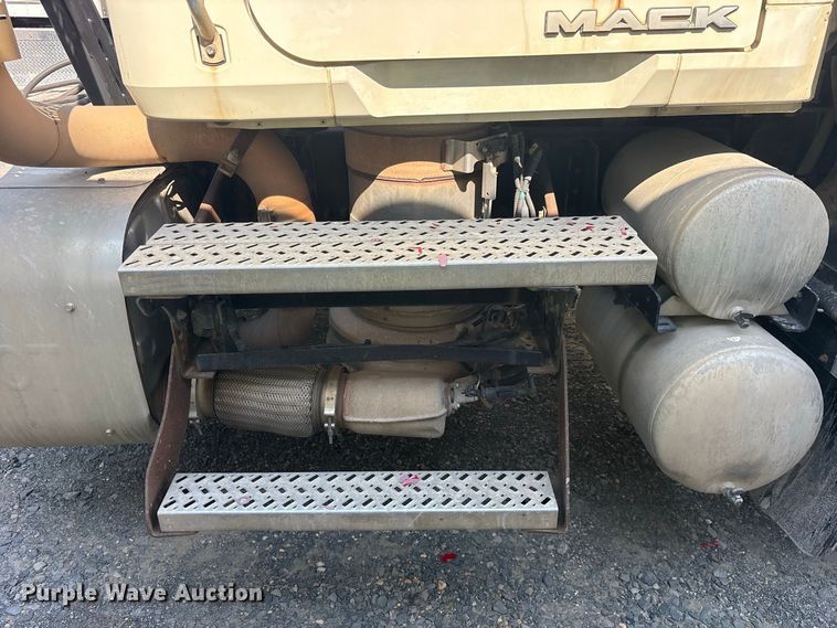 image for item YA5052 2015 Mack CHU613 semi truck