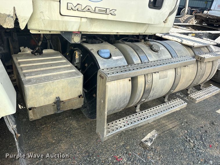 image for item YA5052 2015 Mack CHU613 semi truck