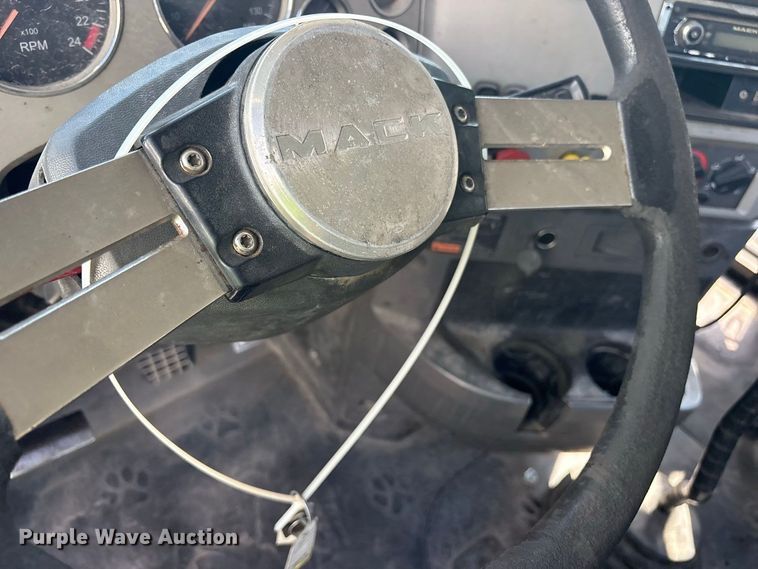 image for item YA5052 2015 Mack CHU613 semi truck
