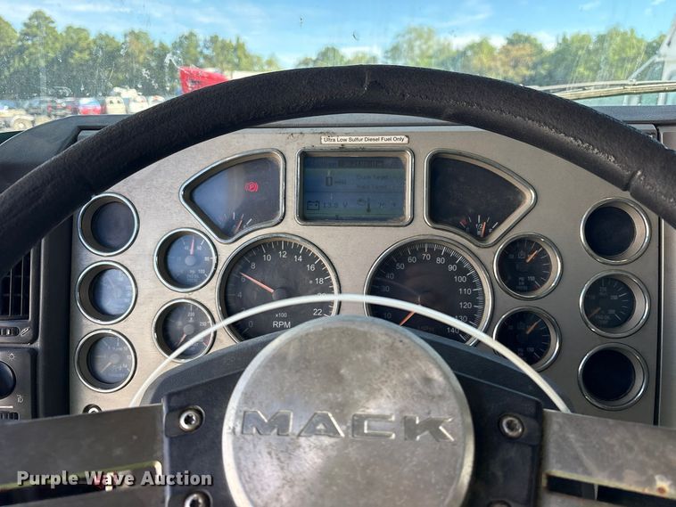 image for item YA5052 2015 Mack CHU613 semi truck