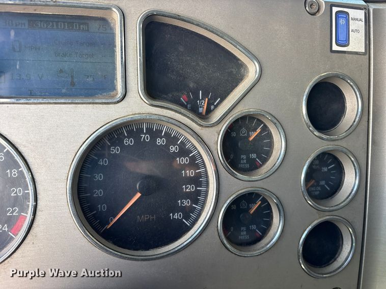 image for item YA5052 2015 Mack CHU613 semi truck