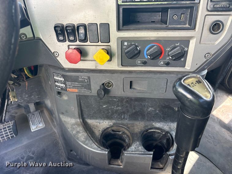 image for item YA5052 2015 Mack CHU613 semi truck