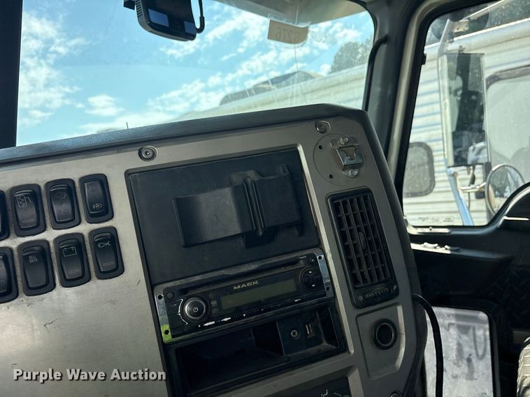 image for item YA5052 2015 Mack CHU613 semi truck