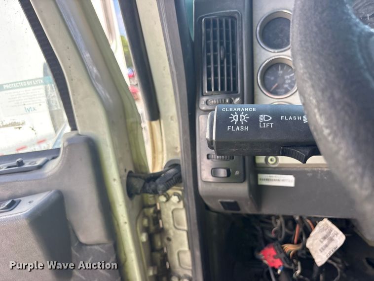 image for item YA5052 2015 Mack CHU613 semi truck