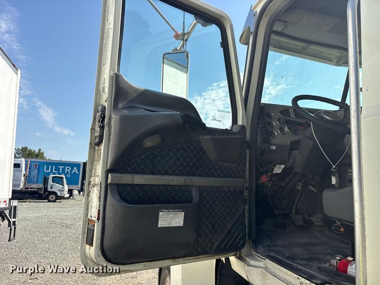 image for item YA5052 2015 Mack CHU613 semi truck