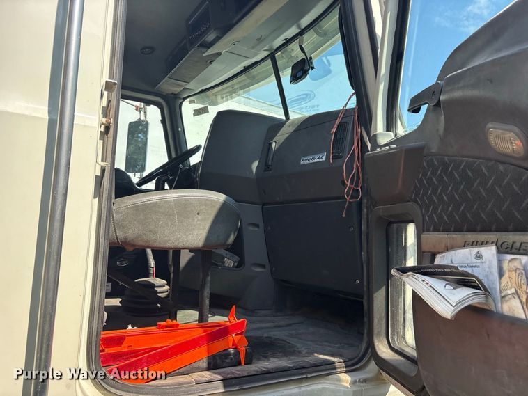 image for item YA5052 2015 Mack CHU613 semi truck