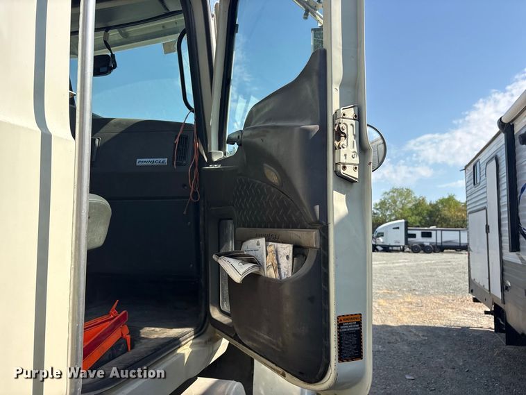 image for item YA5052 2015 Mack CHU613 semi truck