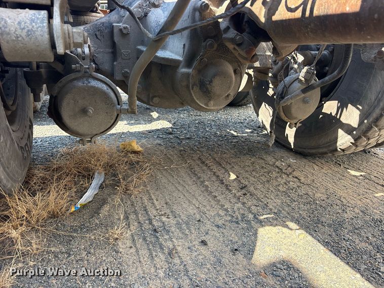 image for item YA5052 2015 Mack CHU613 semi truck