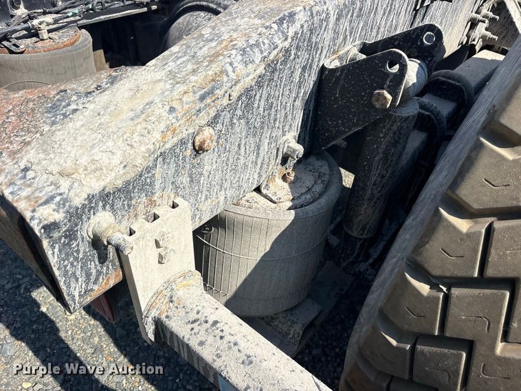 image for item YA5052 2015 Mack CHU613 semi truck