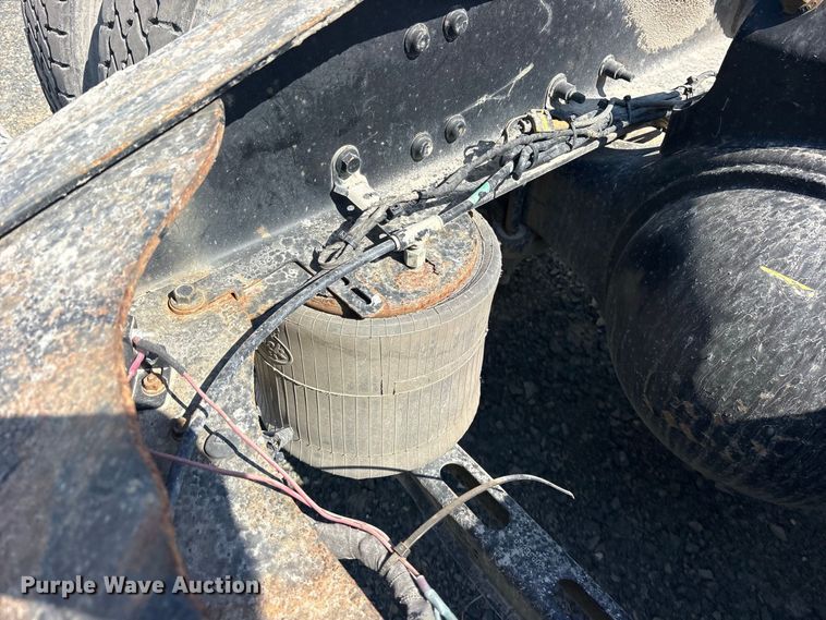 image for item YA5052 2015 Mack CHU613 semi truck
