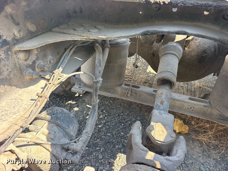 image for item YA5052 2015 Mack CHU613 semi truck