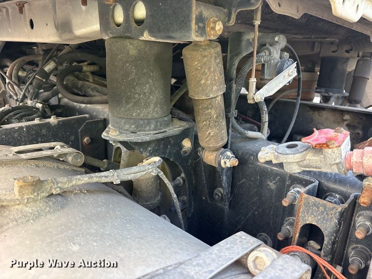 image for item YA5052 2015 Mack CHU613 semi truck