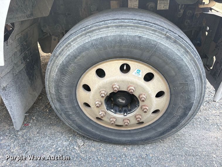 image for item YA5052 2015 Mack CHU613 semi truck