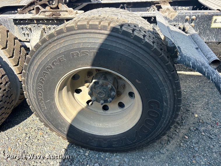 image for item YA5052 2015 Mack CHU613 semi truck