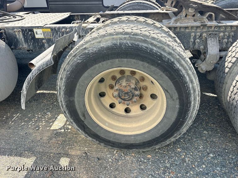 image for item YA5052 2015 Mack CHU613 semi truck