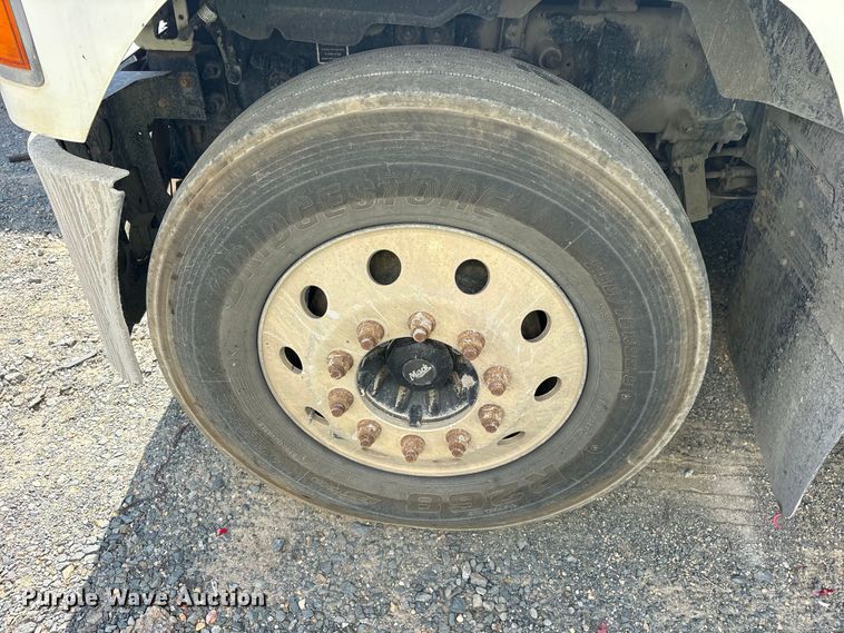image for item YA5052 2015 Mack CHU613 semi truck